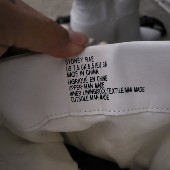 Great cowgirl boots. The heel is block and the front is pointy. Wide calf. - Picture 2 of 2